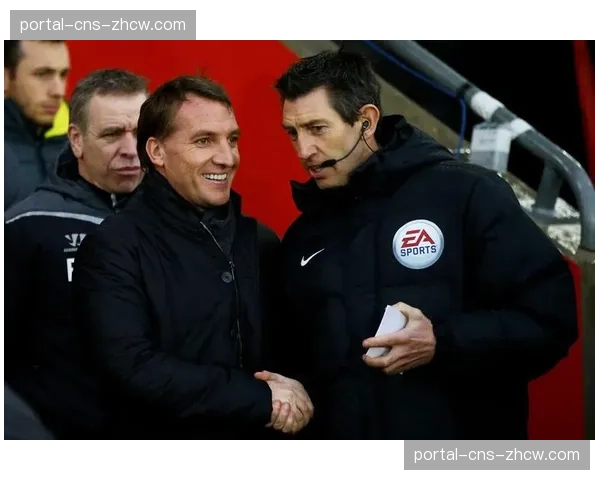 场边：谢菲联主帅与第四官员激烈交流，因一次边线球判罚